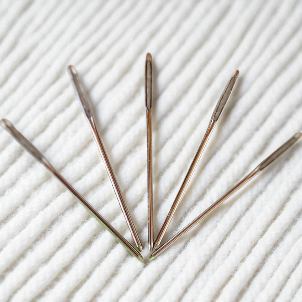 Nagylyukú, tompa végű, 7 cm hosszú fém tű