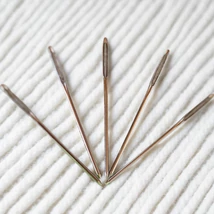 Nagylyukú, tompa végű, 7 cm hosszú fém tű